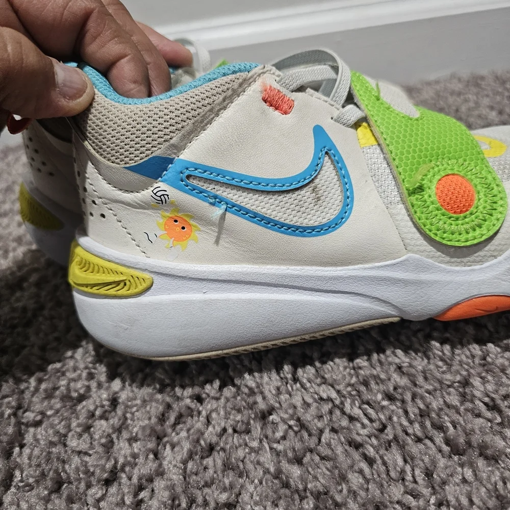 Nike Youth Team Hustle Low Pale Ivory Action Green Shoes